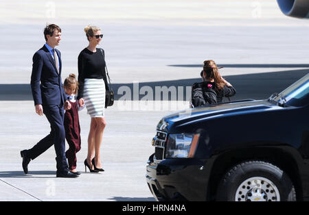 Orlando, USA. 06Th Mar, 2017. Ivanka Trump, son mari, Conseiller spécial du Président, Jared Kushner, et leur fille Arabella à pied sur le tarmac après son arrivée sur l'Air Force One à l'Aéroport International d'Orlando à Orlando, Floride, le 3 mars 2017. La première famille qui accompagnent le président américain Donald Trump pour une séance d'écoute à une école catholique d'Orlando. Crédit : Paul Hennessy/Alamy Live News Banque D'Images