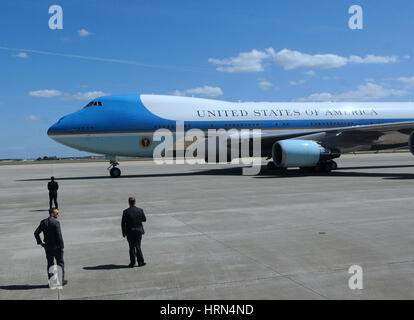 Orlando, USA. 06Th Mar, 2017. Les membres du Service Secret regarder le président américain Donald Trump arrive sur l'Air Force One à l'Aéroport International d'Orlando à Orlando, Floride, le 3 mars 2017. Bien qu'à Orlando, Trump tiendra une séance d'écoute à une école catholique. Crédit : Paul Hennessy/Alamy Live News Banque D'Images