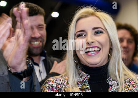 Belfast, Irlande du Nord. 03 mars 2017 - Élection de l'Assemblée de l'Irlande du Nord. Órlaithí Flynn est élu sur le premier chef à l'Ouest de Belfast Banque D'Images