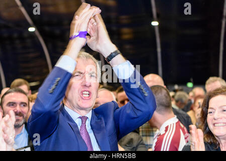 Belfast, Irlande du Nord. 03 mars 2017 - Élection de l'Assemblée de l'Irlande du Nord. Máirtín Ó Muilleoir est élu à l'Ouest de Belfast circonscription. Banque D'Images