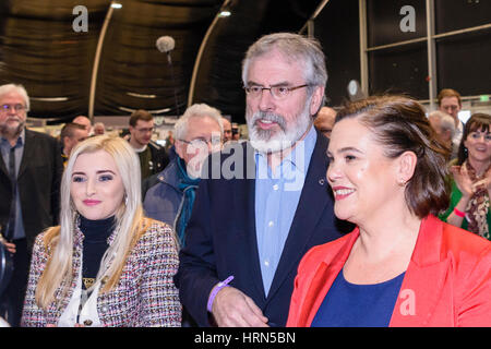 Belfast, Irlande du Nord. 03 mars 2017 - Élection de l'Assemblée de l'Irlande du Nord. Gerry Adams et Mary Lou McDonald accompagner Órlaithí Flynn. Banque D'Images