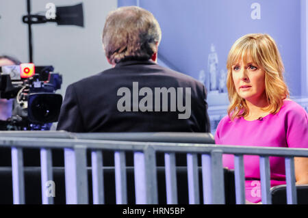 Belfast, Irlande du Nord. 03 mars 2017 - Élection de l'Assemblée de l'Irlande du Nord. BBC's Mills Gerry Adams interviews Tara Banque D'Images