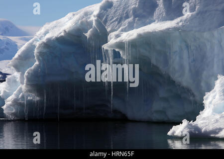 Crystal Sound, Péninsule Antarctique, l'Antarctique. 20 Jan, 2017. Les glaçons se suspendre à un iceberg flottant dans son cristal le long de la péninsule Antarctique dans l'Antarctique, 20 janvier 2017. Credit : Ann Inger Johansson/ZUMA/ZUMAPRESS.com/Alamy fil Live News Banque D'Images