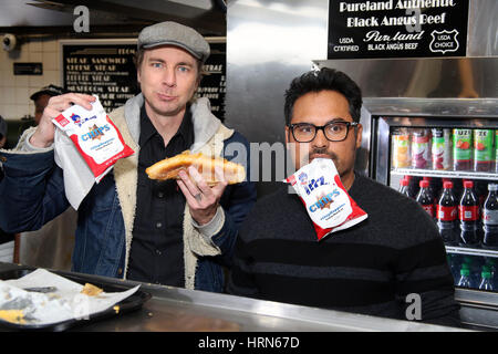 Philadelphia, PA, USA. 3e Mar, 2017. Dax Shepard et Michael Peña photo de Jim's steaks sur South Street de donner gratuitement des steaks de fromage aux fans, célébrant la libération de plaquettes en salles le vendredi 24 mars. à Philadelphie, PA, le 3 mars, 2017 ***HOUSE Crédit : Photographe*** Star Shooter/media/Alamy Punch Live News Banque D'Images