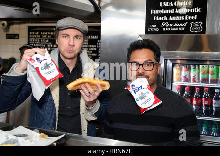 Philadelphia, PA, USA. 3e Mar, 2017. Dax Shepard et Michael Peña photo de Jim's steaks sur South Street de donner gratuitement des steaks de fromage aux fans, célébrant la libération de plaquettes en salles le vendredi 24 mars. à Philadelphie, PA, le 3 mars, 2017 ***HOUSE Crédit : Photographe*** Star Shooter/media/Alamy Punch Live News Banque D'Images