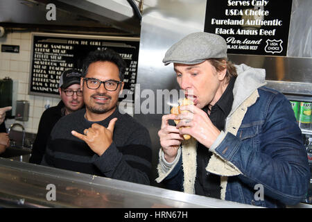 Philadelphia, PA, USA. 3e Mar, 2017. Dax Shepard et Michael Peña photo de Jim's steaks sur South Street de donner gratuitement des steaks de fromage aux fans, célébrant la libération de plaquettes en salles le vendredi 24 mars. à Philadelphie, PA, le 3 mars, 2017 ***HOUSE Crédit : Photographe*** Star Shooter/media/Alamy Punch Live News Banque D'Images