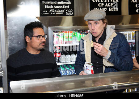 Philadelphia, PA, USA. 3e Mar, 2017. Dax Shepard et Michael Peña photo de Jim's steaks sur South Street de donner gratuitement des steaks de fromage aux fans, célébrant la libération de plaquettes en salles le vendredi 24 mars. à Philadelphie, PA, le 3 mars, 2017 ***HOUSE Crédit : Photographe*** Star Shooter/media/Alamy Punch Live News Banque D'Images