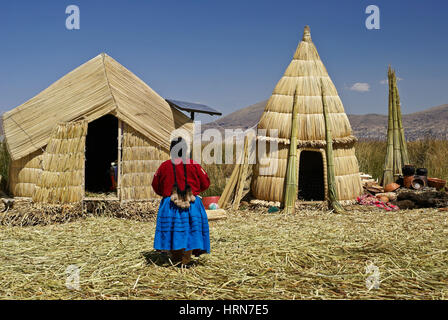 Uros indienne et abris (électricité fournie par panneau solaire) faites de roseaux tortora, Puno, Lac Titicaca, Pérou Banque D'Images