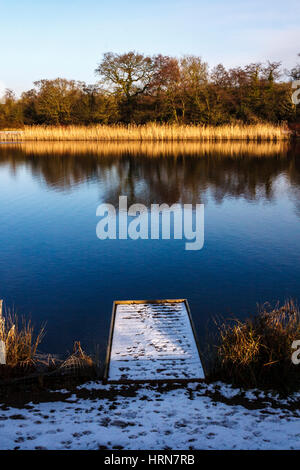 Lac de la vallée de la flèche à l'hiver de Redditch Banque D'Images