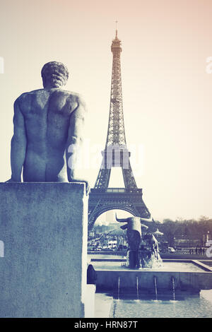 Sculptures sur le Trocadéro et la Tour Eiffel à Paris, France. Retro style image filtrée Banque D'Images