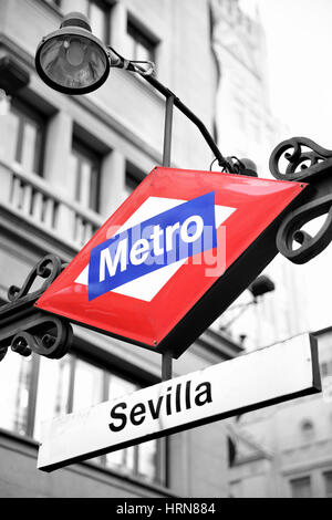 Metro sign in Madrid, Sevilla. Image noir et blanc en partie Banque D'Images