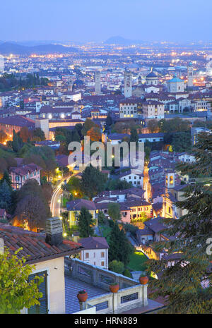 Vue sur la haute ville de Bergame à nuit, Italie Banque D'Images