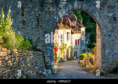 Définition du soleil sur les maisons à l'entrée gate à Saint-Cirq-Lapopie, Vallée du Lot, l'Occitanie, France Banque D'Images