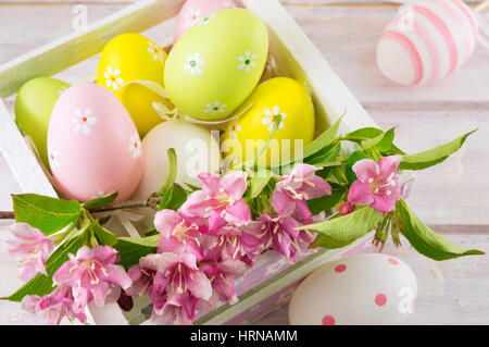 Les oeufs de Pâques peints et Japonais fleurs violettes Banque D'Images