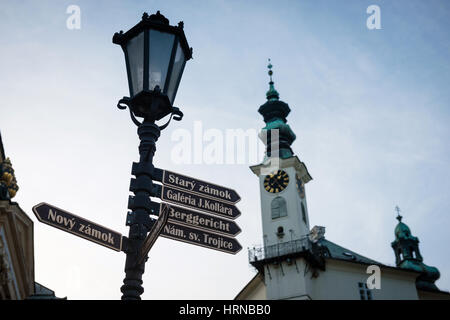 Sign post with townhall, Banska Stiavnica, Slovaquie, site de l'UNESCO Banque D'Images