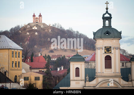 L'église paroissiale avec en arrière-plan le Mont Calvaire, Banska Stiavnica, Slovaquie Banque D'Images