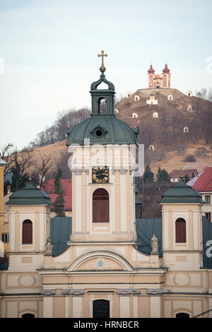 L'église paroissiale avec en arrière-plan le Mont Calvaire, Banska Stiavnica, Slovaquie Banque D'Images