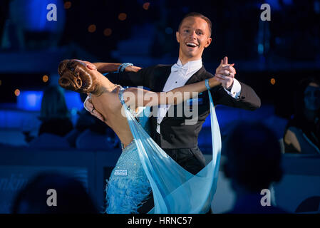 Moscou, Russie - Apr 26, 2015 : Couple fonctionne à l'événement de danse de bal à l'Open 2015 Championnat de l'Amérique latine professionnel européen. Banque D'Images