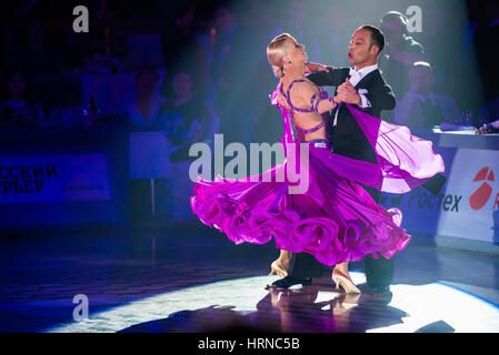 Moscou, Russie - Apr 26, 2015 : Couple fonctionne à l'événement de danse de bal à l'Open 2015 Championnat de l'Amérique latine professionnel européen. Banque D'Images