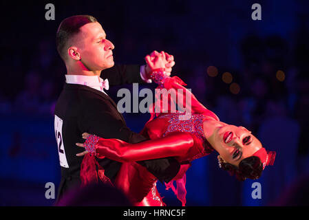 Moscou, Russie - Apr 26, 2015 : Couple fonctionne à l'événement de danse de bal à l'Open 2015 Championnat de l'Amérique latine professionnel européen. Banque D'Images