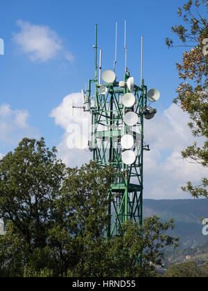 La tour de radiodiffusion et de télécommunications avec des antennes paraboliques et privé entouré d'arbres Banque D'Images