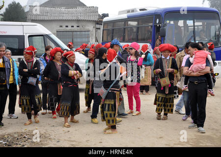 SAPA, Vietnam - 24 février 2013 : Dao rouge non identifié (Yao, Dzao Rouge) les femmes attendent le bus local dans le village de Ta Phin. Ils sont chinois mi Banque D'Images