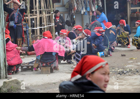 SAPA, Vietnam - 24 février 2013 : Dao rouge non identifié (Yao, Dzao rouge) couseuses dans le village de Ta Phin. Ils sont la minorité chinoise au Vietnam Banque D'Images