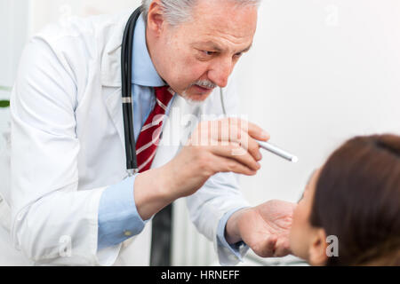 Médecin examinant un patient dans son bureau Banque D'Images