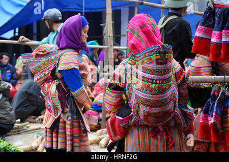 SAPA, Vietnam - 22 février 2013 : les femmes Hmong au marché de Bac Ha dans le nord du Vietnam. Bac Ha est marché hilltribe où les gens viennent au commerce des biens i Banque D'Images