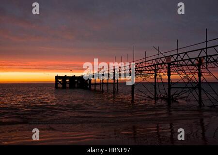 La vétusté et la rouille jetée à Totland Bay, île de Wight au coucher du soleil Banque D'Images