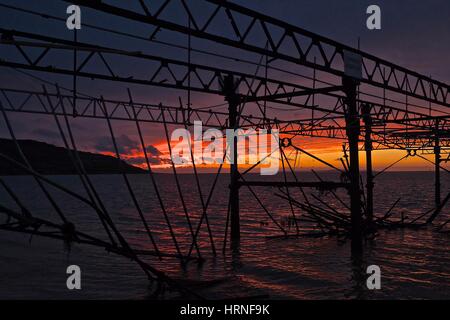 La vétusté et la rouille jetée à Totland Bay, île de Wight au coucher du soleil Banque D'Images