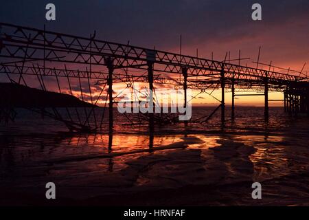 La vétusté et la rouille jetée à Totland Bay, île de Wight au coucher du soleil Banque D'Images