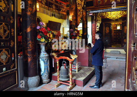 HANOI, VIETNAM - 19 février 2013 : les fidèles bouddhistes priant dans l'intérieur du bac Ma temple à Hanoi Vietnam Banque D'Images