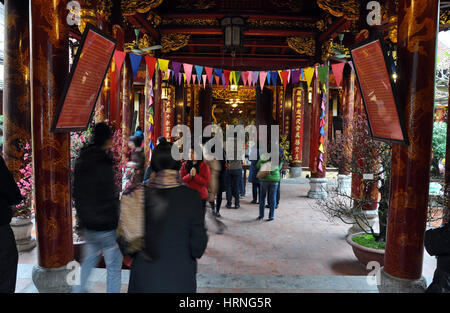 HANOI, VIETNAM - 19 février 2013 : les fidèles bouddhistes priant dans l'intérieur du bac Ma temple à Hanoi Vietnam Banque D'Images