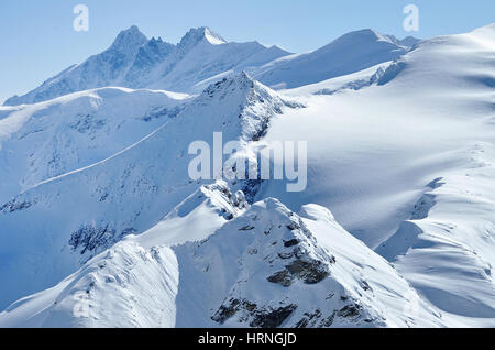 Les pentes couvertes de neige dans les Alpes Banque D'Images