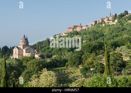 La cathédrale ou Duomo de Pise sur la colline sous le village centre de la ville en Val d'Orcia, Toscane, Italie. Banque D'Images