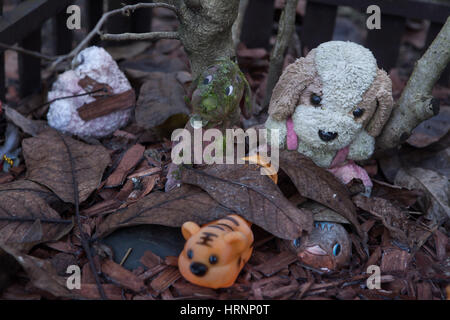 Cimetière pour animaux abandonnés à Prague, République tchèque. Les seuls animaux à Prague cimetière situé dans le district de Bohnice est abandonné depuis plus de dix ans. La dernière inhumation a lieu ici avant janvier 2007 lorsque de nouveaux enterrements ont été interdits par les autorités locales en raison du manque de clarté des droits de propriété pour les terres. Banque D'Images