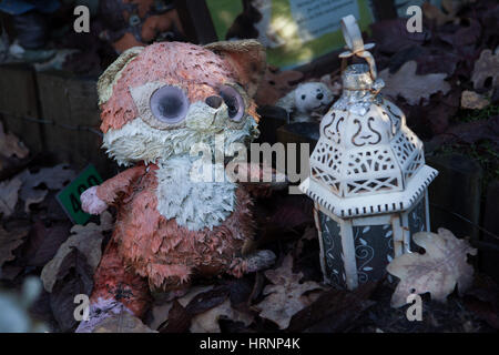 Cimetière pour animaux abandonnés à Prague, République tchèque. Les seuls animaux à Prague cimetière situé dans le district de Bohnice est abandonné depuis plus de dix ans. La dernière inhumation a lieu ici avant janvier 2007 lorsque de nouveaux enterrements ont été interdits par les autorités locales en raison du manque de clarté des droits de propriété pour les terres. Banque D'Images