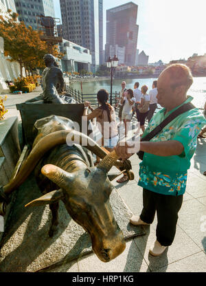 La RIVIÈRE DU MARCHAND, sculpture en bronze d'Aw Tee Hong, Flint Street, Fullerton Square, pont Anderson, Singapore, Singapour, Asie, Singapour Banque D'Images