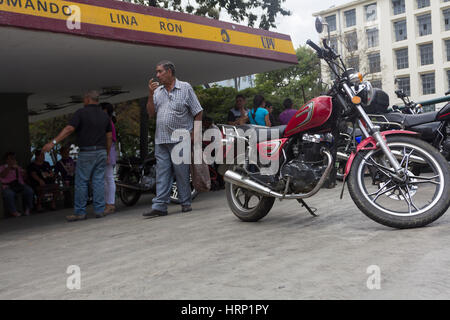 Venezuela Caracas 27/03/2013.motocycliste portant des vêtements Nazaréen au centre-ville de Caracas au cours de Pâques. Banque D'Images