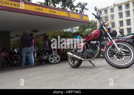 Venezuela Caracas 27/03/2013.motocycliste portant des vêtements Nazaréen au centre-ville de Caracas au cours de Pâques. Banque D'Images