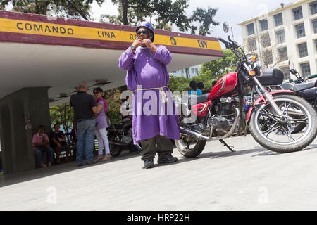 Venezuela Caracas 27/03/2013.motocycliste portant des vêtements Nazaréen au centre-ville de Caracas au cours de Pâques. Banque D'Images