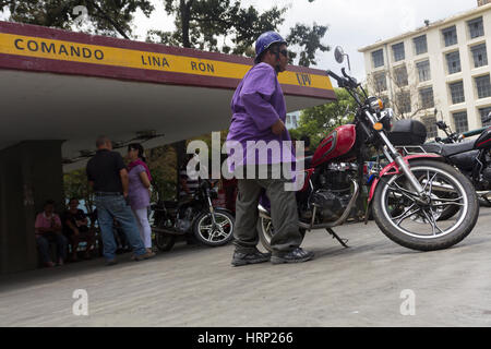 Venezuela Caracas 27/03/2013.motocycliste portant des vêtements Nazaréen au centre-ville de Caracas au cours de Pâques. Banque D'Images