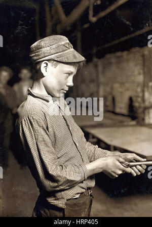 WV Glass Works, 1908 Carrying-In Boy Banque D'Images