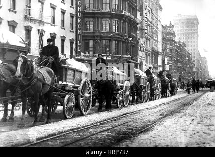 NYC, l'enlèvement de la neige, 1908 Banque D'Images