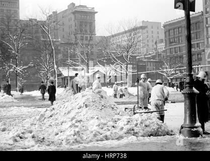 NYC, l'enlèvement de la neige, 1908 Banque D'Images