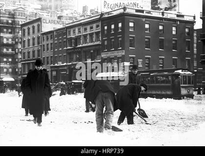 NYC, l'enlèvement de la neige, 1908 Banque D'Images