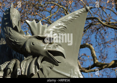 Un portrait photo d'une statue de basilic à Bâle, Suisse. Le basilic est un dragon mythique. Ici il est maintenant le blason de Bâle et Banque D'Images