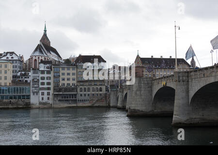 Une photographie de la région du pont (Mittlerebrücke) sur le Rhin à Bâle le jour un des hivers enneigés. Bâle est la troisième ville la plus peuplée (behi Banque D'Images