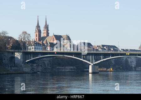 Un autre angle de la cathédrale sur le Rhin à Bâle, Suisse. Autrement connu comme la cathédrale de Bâle (en allemand : Basler Münster), c'est l'un Banque D'Images